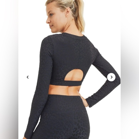 NWT Mono B Textured Jacquard Peek-a-boo Back Long Sleeve Crop Size M - Picture 2 of 7